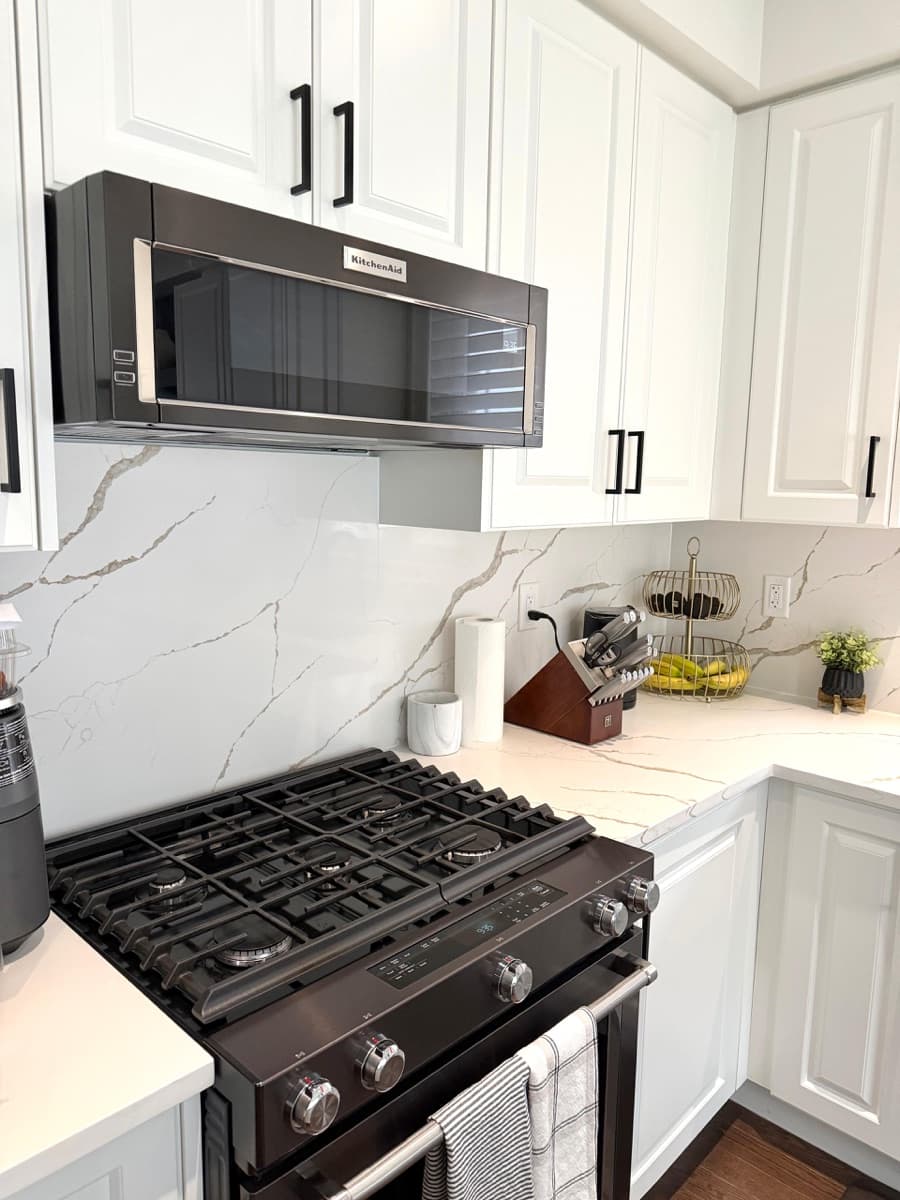 Kitchen stove and marble backsplash